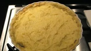 Ant paskrudusio pyrago pagrindo užtepkite kremo.