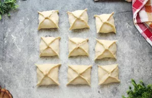 Sujunkite priešingus kraštus ir gerai užspauskite.