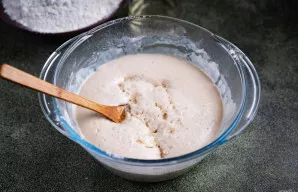 Į oparą supilkite augalinį aliejų, įmuškite kiaušinį, įberkite druskos. Viską gerai išmaišykite.