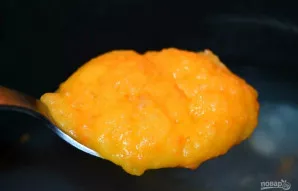 Paruoštą tyrę supilkite atgal į verdantį ant ugnies sultinį.