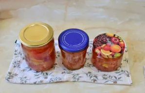 Užsukite steriliais dangteliais. Apvyniokite šiltu pledu ir palikite atvėsti. Atvėsusius stiklainius perneškite į rūsį arba vėsią sandėli...