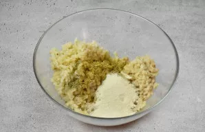 Permalkite žuvies filė per mėsmalę su smulkia tinkleline. Jei naudojate lašinius sultingumui suteikti, permalkite juos kartu su filė. Įdė...