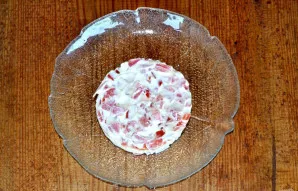 Aptepkite pomidorus majonezu ir atsargiai nuimkite formelę.