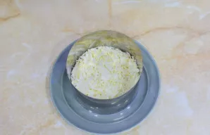 Kiaušinius sutarkuokite ir sudėkite antruoju salotų sluoksniu.