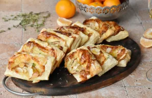 Ant dar karštų sluoksniuočių plona srovele užpilkite skysto medaus ir pabarstykite šviežio čiobrelio lapeliais.