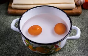 Paruoškite įdarus tartaletėms. Pirmiausia kiaušinius virkite puode su vandeniu iki kieto virimo.