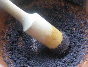 Dabar grįžtame prie aguonų ir jas sutrinkite štampuokle.