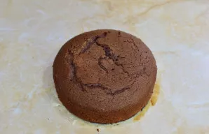 Iškepęs biskvitas šiek tiek pakils. Patikrinkite jo iškepimą mediniu pagaliuku. Įsmeikite į biskvitą ir iškart ištraukite. Jei pagaliukas...