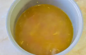 Supilkite karštą vandenį. Pagal skonį įberkite druskos ir prieskonių. Viską išmaišykite. Uždarykite dangtį ir vožtuvą. Įjunkite „Troškini...