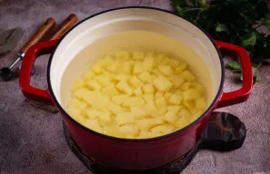 Puode užvirinkite vandenį ir sudėkite bulves. Virkite 10 minučių.