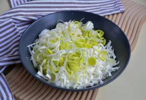 Paimkite 100-150 gramų porų, smulkiai supjaustykite, sudėkite prie sūrio ir išmaišykite.