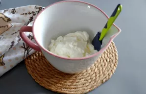 Į dubenį įdėkite grietinę.