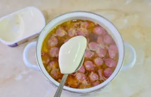 Tuomet įdėkite lydytą sūrį. Išmaišykite, kad jis visiškai ištirptų karštoje sriuboje.