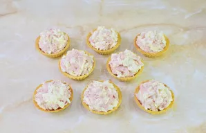 Paruošta įdara užpildykite tartaletes. Puoškite jas pagal skonį ir galite iš karto patiekti ant stalo.