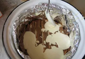 Viršuje supilkite likusį kremą. Procedūrą galite kartoti, kol užteks biskvito ir kremo. Bet du sluoksniai - daugiau nei pakankamai. Pasku...