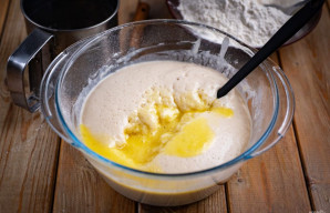 Per tą laiką rauginys jau bus pakilęs, t. y. pastebimai padidėjęs. Į rauginį sudėkite kiaušinių mišinį ir išmaišykite šaukštu.