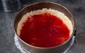 Ant tešlos pagrindo dugno užtepkite braškių uogienės ir šaukštu tolygiai paskirstykite.