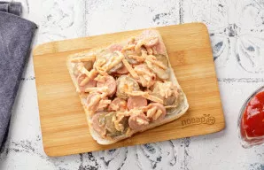 Paruoštą masę uždėkite ant duonos.