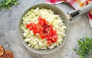 Į keptuvę įpilkite pomidorų pastos ir supjaustytų pomidorų.