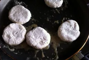 Varškėčius kepkite gerai įkaitintoje keptuvėje.