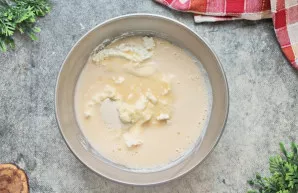 Kiaušinius sumaišykite su cukrumi ir plakite apie 7 minutes dideliu mikserio greičiu, kol masė taps puri ir šviesi. Supilkite kiaušinių m...