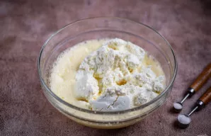 Į šią kiaušinių masę sudėkite varškę.