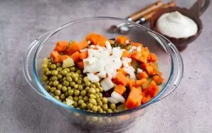 Nulupkite svogūną, smulkiai supjaustykite ir sudėkite į dubenį su likusiais ingredientais.