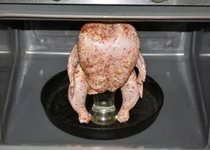 Perkelkite vištą kartu su skarda į orkaitę. Kepkite 180 °C temperatūroje 50-60 minučių. Kad ji tolygiai apskrustų ir neišdžiūtų, apliekit...