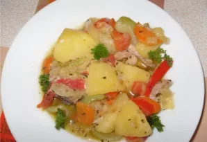 Pabaigoje įdėkite pomidorus ir išspaustą česnaką. Štai ir paruošta vištiena su cukinijomis ir bulvėmis. Skanaus!