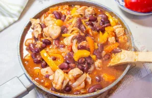 Supilkite virintą vandenį, išmaišykite visus ingredientus. Pasūdykite ir pabarstykite pipirais. Užvirinkite ir troškinkite uždengę dangči...