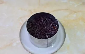 Tada sudėkite susmulkintas slyvas.