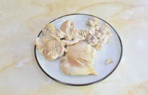 Vištieną šiek tiek atvėsinkite ir supjaustykite gabalėliais.