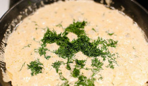 Po 5-7 minučių įberkite smulkiai pjaustytų krapų ir nuimkite keptuvę nuo ugnies. Širdelės paruoštos.