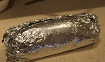 Viską susukite į tvirtą ritinėlį, gerai apvyniodami kraštus. Tokiu atveju vištienos suktinukas garintuve iškeps per 45–55 minutes. Jei pa...