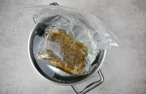 Mėsai marinuoti galite naudoti vakuuminius maišelius. Jei neturite vakuuminio sandariklio, galite apsieiti ir be jo. Norėdami tai padaryt...