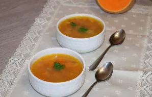 Supilkite sriubą į dubenėlius ir patiekite.