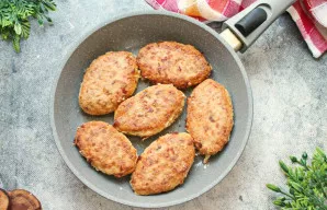 Kepkite kotletus iš abiejų pusių ant vidutinės ugnies iki auksinės plutelės ir pilno jų iškepimo. Tai užtruks maždaug po 5 minutes iš kie...