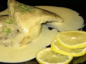 Patiekite žuvį su padažu ir citrinos skiltelėmis. Jei pageidaujate, galite pagaminti garnyrą.