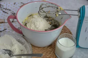 Per 3-4 kartus suberkite sausą mišinį, kaitaliodami su kefyro įpilimu, kaskart išmaišydami.