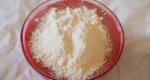 Į aviečių masę įmaišykite anksčiau atskirtą persijotą miltų mišinį ir atsargiai sumaišykite, kol gausite vientisą tešlą.