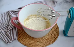 Įmaišykite sausą mišinį, plakite tik tiek, kad visi ingredientai susijungtų į vienalytę masę.