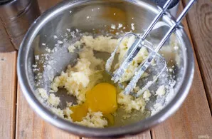 Mikseriu išplakite, kol masė taps vientisa – tai bus riebioji tešlos dalis.