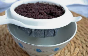 Perkoškite aguonas per smulkų sietelį. Jei tokio neturite, tiks marlė arba plonesnis audinys.