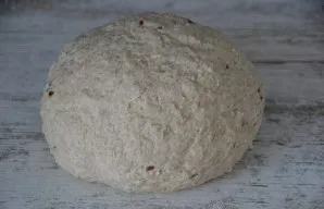 Minkant tešlą, ji nustoja lipti prie rankų ir tampa elastinga.