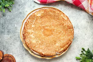 Keptuvę patepkite augaliniu aliejumi ir įkaitinkite ant vidutinės ugnies. Įpilkite nedidelį kiekį tešlos ir sukamaisiais judesiais paskir...