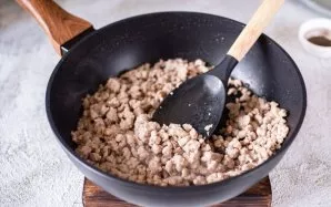 Kepkite maltą mėsą ant vidutinės ugnies, reguliariai maišydami silikonine mentele, apie 8–10 minučių.