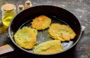 Įkaitinkite keptuvę, įpilkite aliejaus, bulves dėkite šaukštu. Kepkite bulvinius blynus kelias minutes iš kiekvienos pusės iki auksinės s...