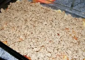 Maltą mėsą sudėkite ant bulvių. Dar kartą išlyginkite, kad susidarytų lygus sluoksnis.