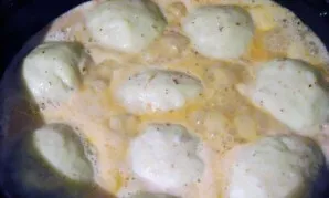 Supilkite padažą į keptuvę. Užvirinkite ant vidutinės ugnies, tada virkite ant silpnos ugnies 5 minutes uždengę. Galiausiai bulvių kukuli...