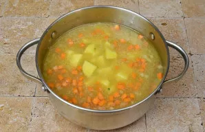 Į sriubą sudėkite paruoštas bulves ir virkite apie 15 minučių, kol suminkštės.